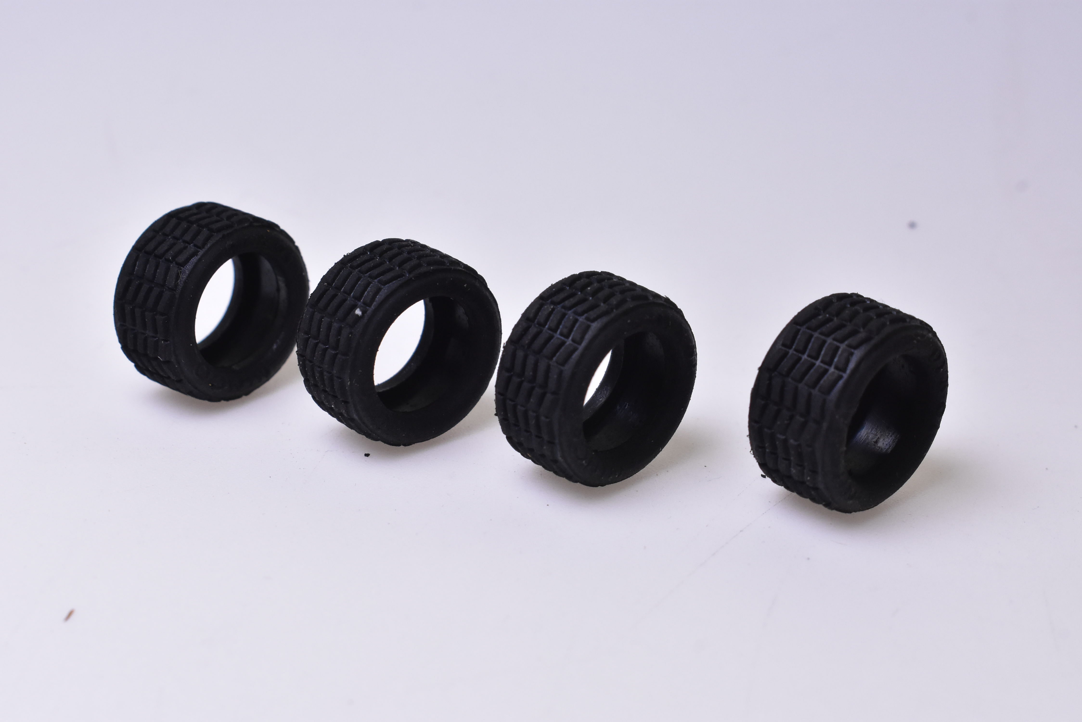 NINCO 1/32 Slot Cars Super-Racing 20x11 Tires (Set of 4) - 70140