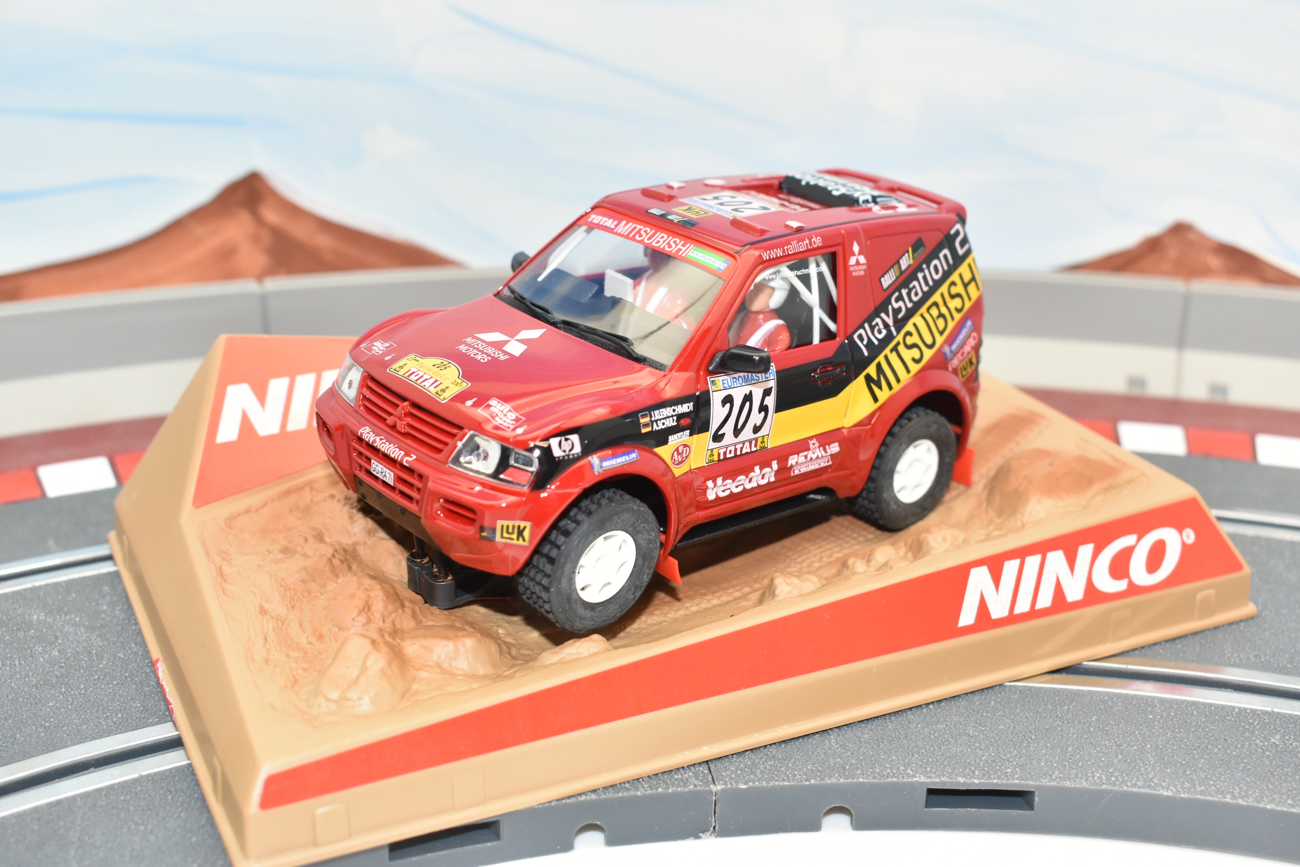 Ninco 1/32 Slot Mitsubishi Pajero 'Jutta' - An Exciting Racing Car!