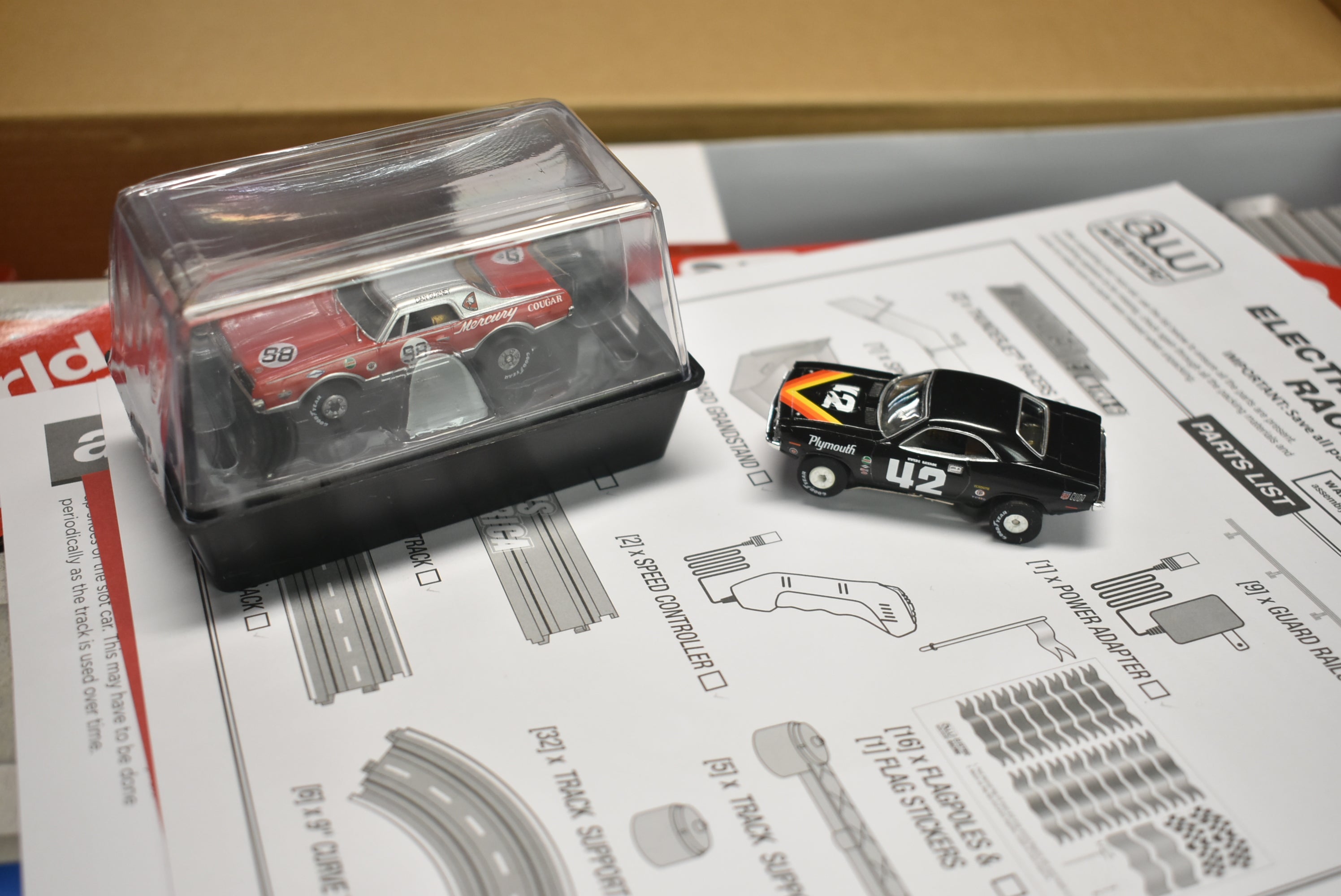 Auto World SRS326 10' Trans America 'Cuda And Cougar Slot Race Set: Bring American Muscle to Your Home!