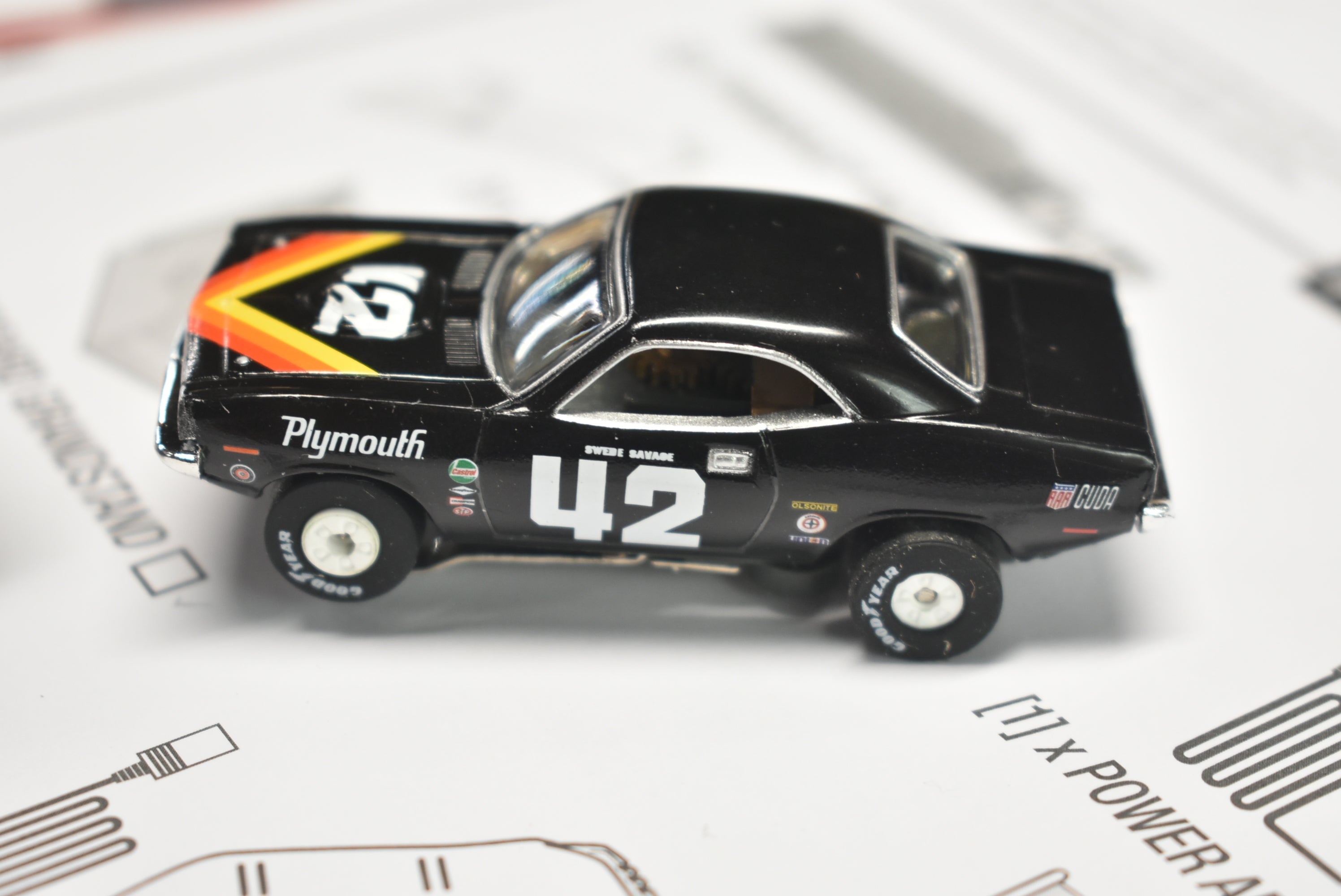 Auto World SRS326 10' Trans America 'Cuda And Cougar Slot Race Set: Bring American Muscle to Your Home!
