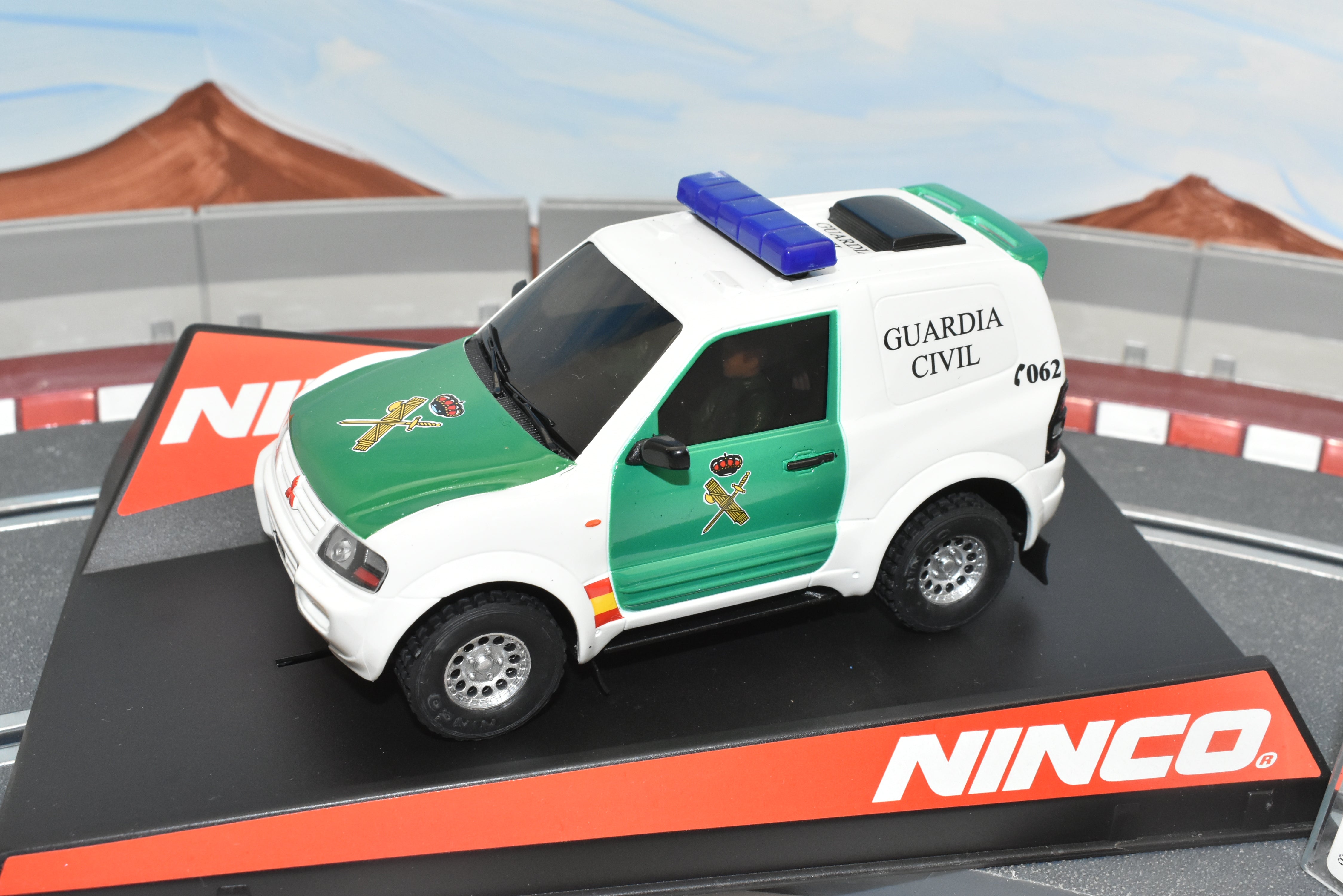 50519 NINCO 1/32 Slot Car: Mitsubishi Pajero Guardia Civil - An Exciting Racing Delight!