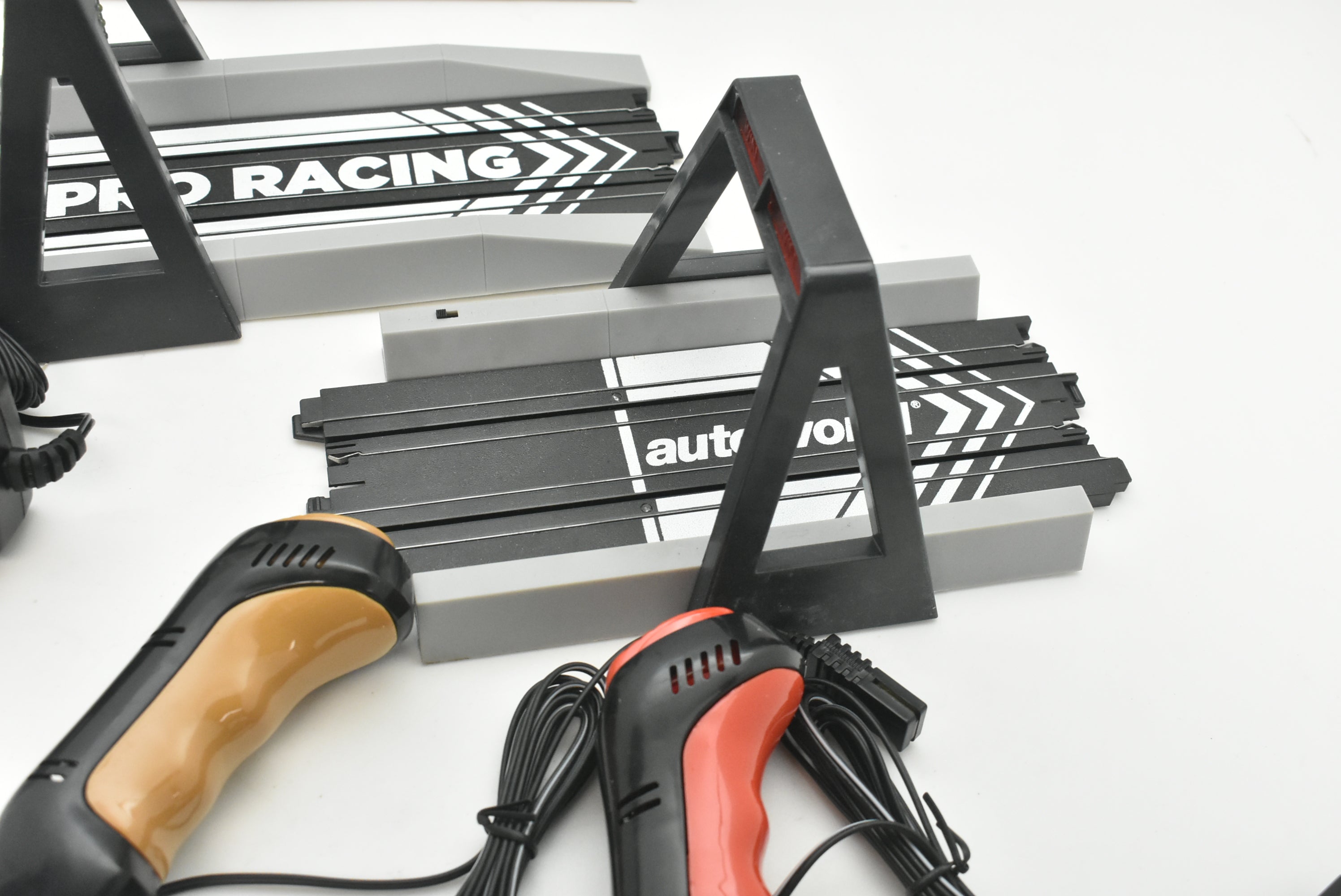 Auto World RS289 Dragstrip Electronic Staging Tree and Finish Line - ProTinkerToys Exclusive!