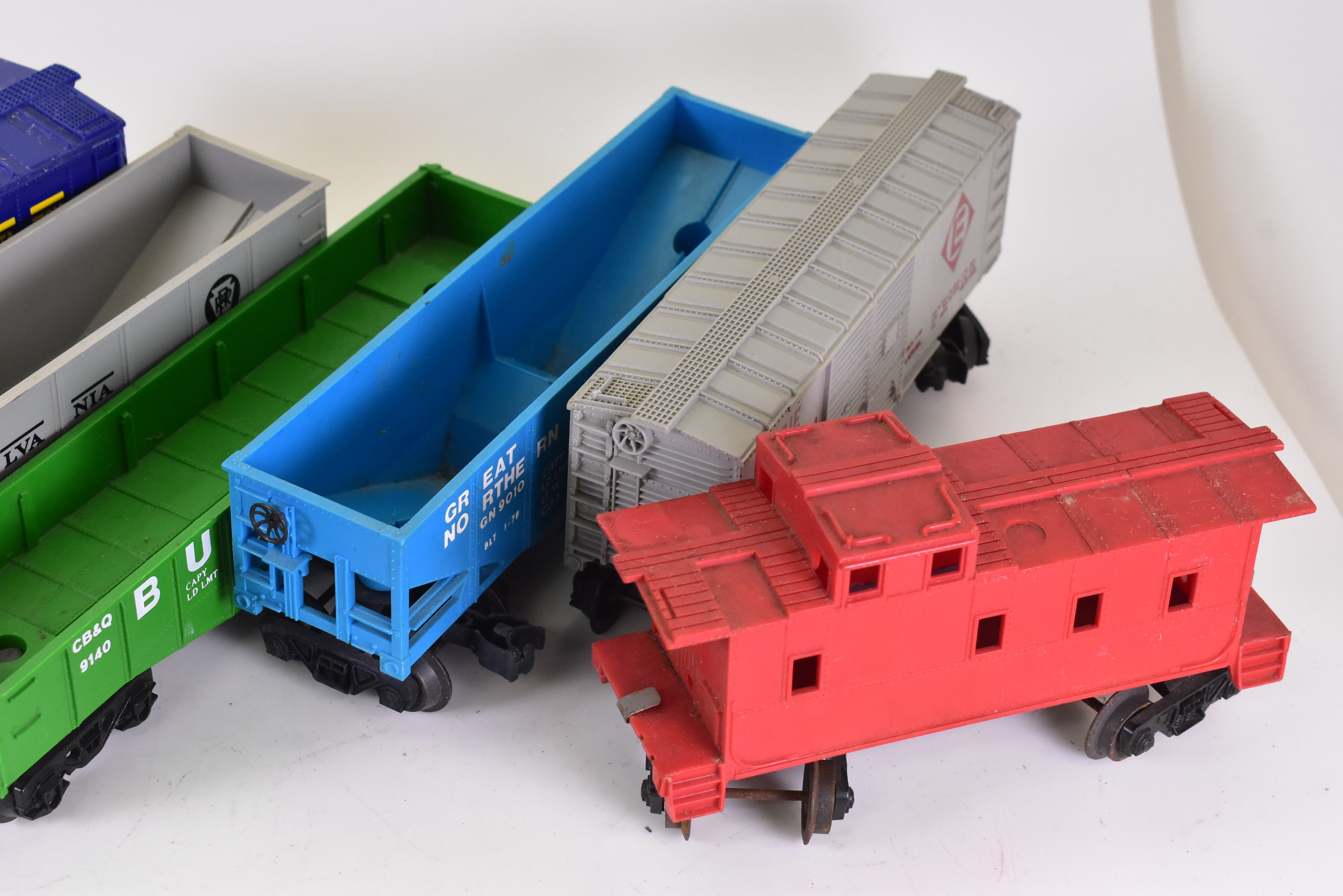 Lionel's Mega O Gauge Rolling Stock Lot: 9 Cars Galore!