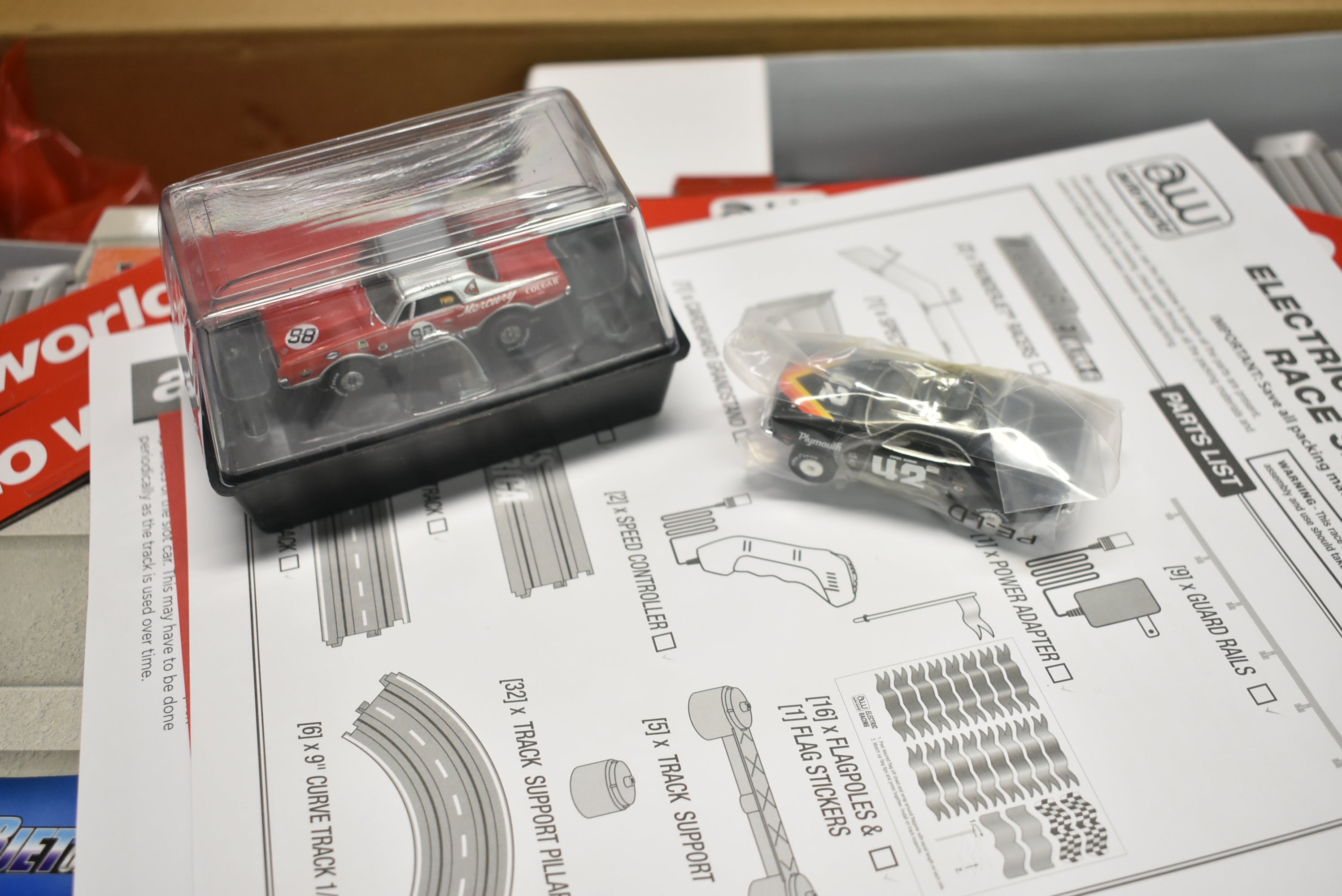 Auto World SRS326 10' Trans America 'Cuda And Cougar Slot Race Set: Bring American Muscle to Your Home!