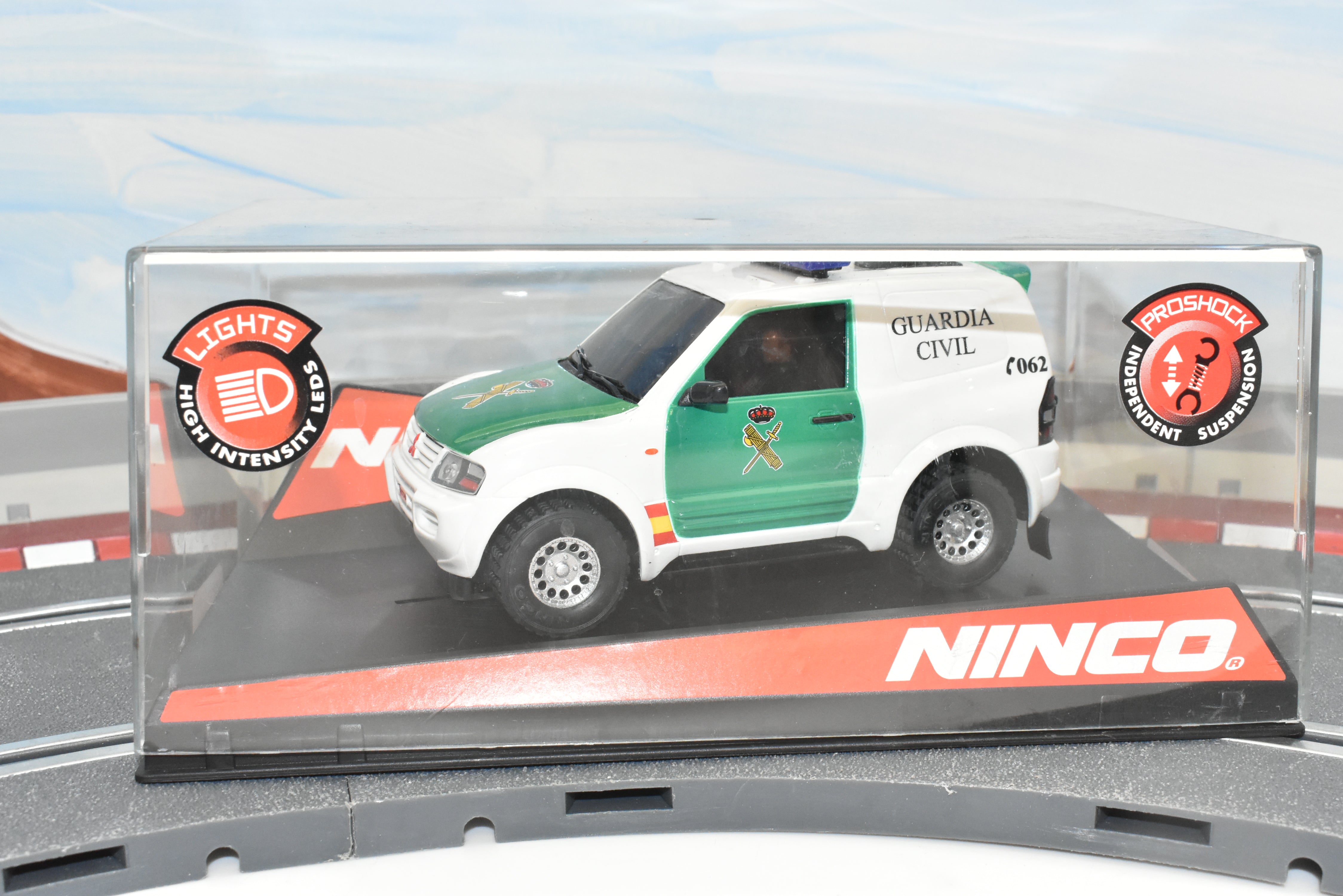 50519 NINCO 1/32 Slot Car: Mitsubishi Pajero Guardia Civil - An Exciting Racing Delight!